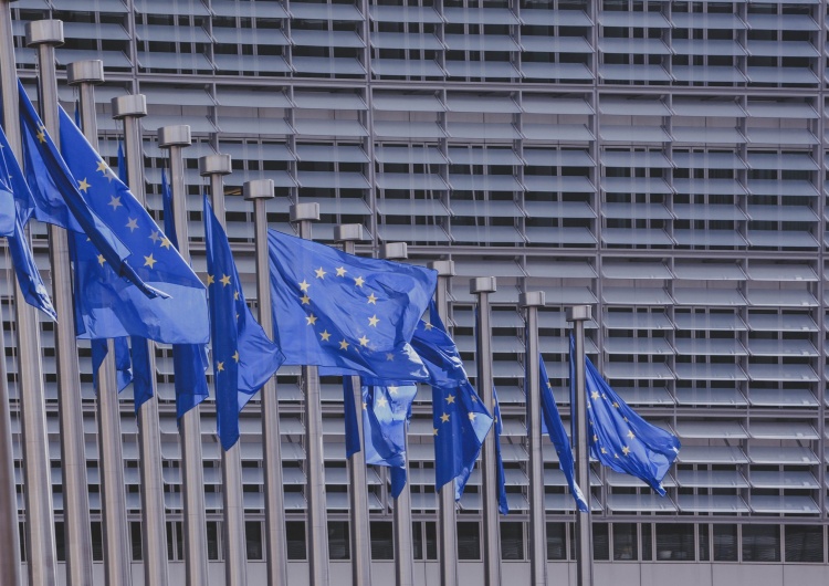 Flagi Unii Europejskiej, zdjęcie ilustracyjne Polska powinna słuchać Brukseli ws. sądownictwa? Zaskakując wynik sondażu