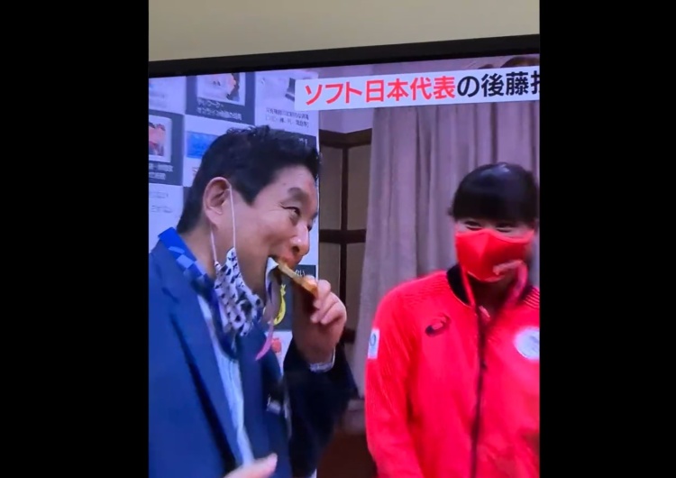  [WIDEO] Oburzenie w Japonii. Burmistrz ugryzł medal olimpijski. 