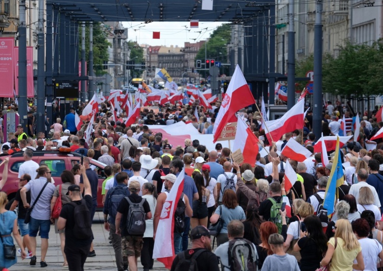 Uczestnicy zorganizowanego przez przeciwników szczepień przeciw COVID-19 „Marszu Wolności” na ulicach Katowic. Marsz przeciwników szczepień w Katowicach. 