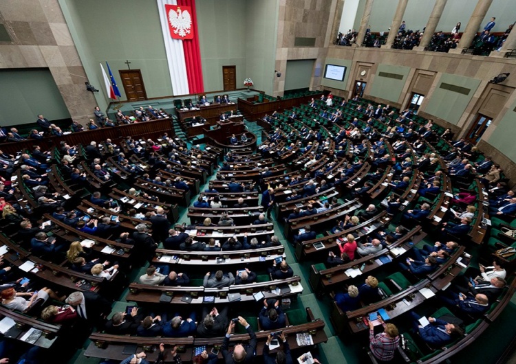 Sejm, zdjęcie ilustracyjne Hołownia dogania Platformę. PSL poza Sejmem [SONDAŻ]