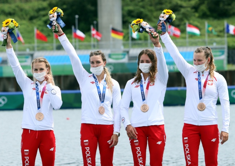 Igrzyska Olimpijskie - Tokio 2020, 7 bm. Polki - od lewej: Karolina Naja, Anna Puławska, Justyna Iskrzycka i Helena Wiśniewska podczas ceremonii medalowej, na torze regatowym