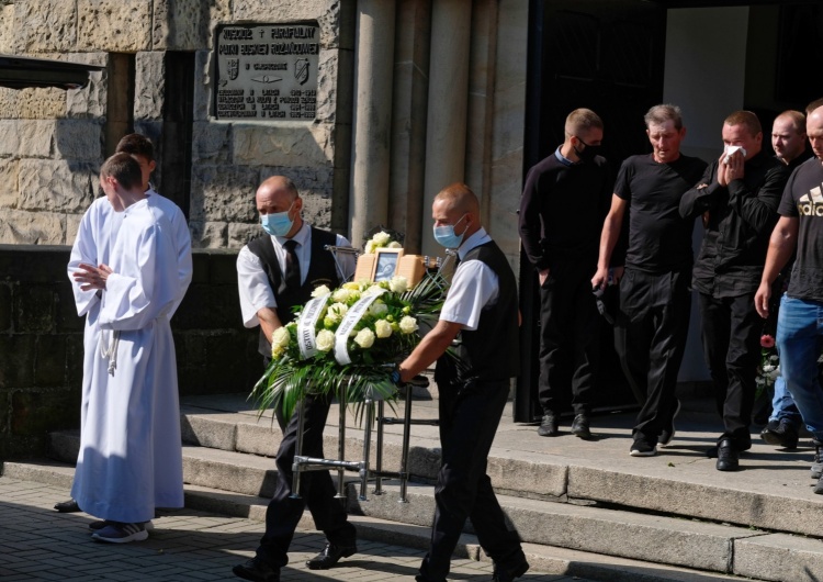 Uroczystości pogrzebowe 19-letniej Barbary Sz. w Świętochłowicach. Zginęła pod kołami autobusu. Odbył się pogrzeb 19-letniej Basi. 