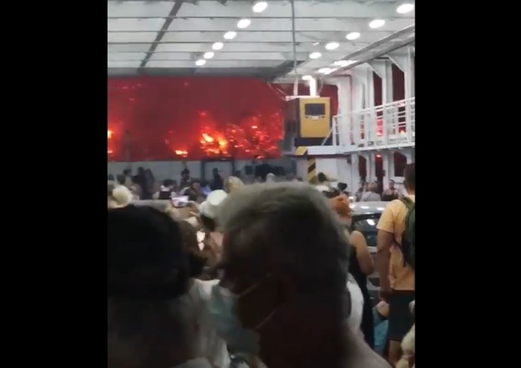  [video] Grecja. Wstrząsające nagranie z promu przewożącego uciekających przed pożarem nad jeziorem Evia