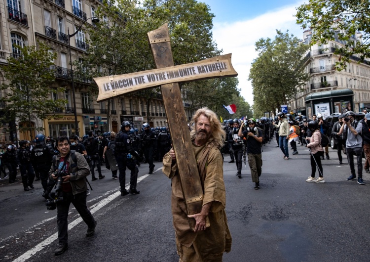  Francja. Ponad 240 tys. Francuzów protestuje przeciwko paszportom covidowym