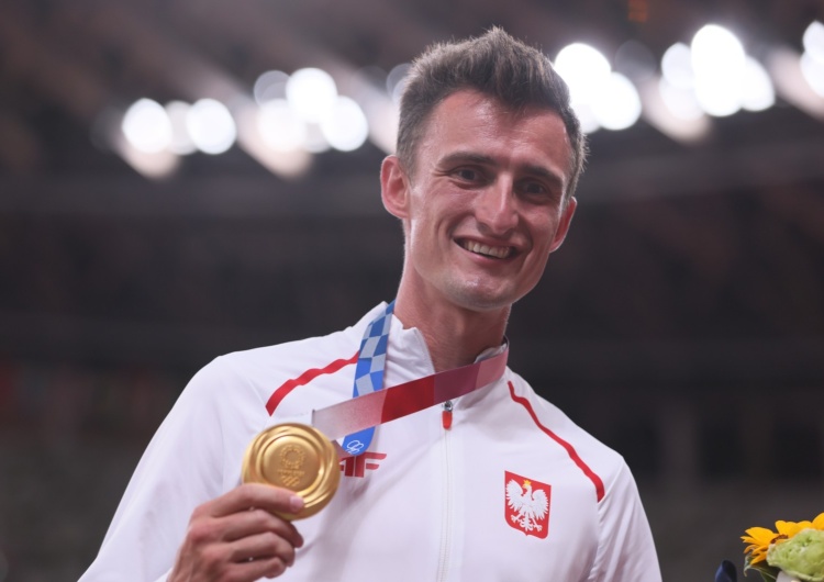 Igrzyska Olimpijskie - Tokio 2020, 7 bm. Polak Dawid Tomala ze złotym medalem zdobytym w chodzie na 50 km mężczyzn. Medalista z Tokio objęty opieką sponsorską? Morawiecki: Poprosiłem zarząd...