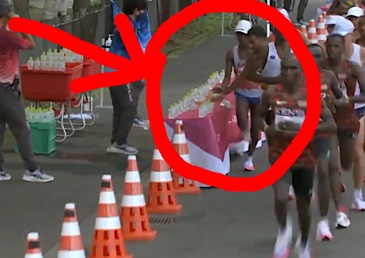  [VIDEO] Co on zrobił?! Francuski maratończyk strącił butelki z wodą żeby inni nie mogli się napić?