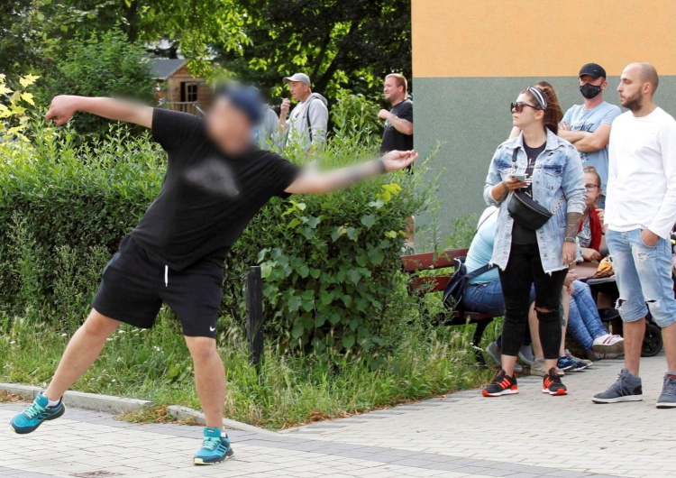 Protest przed Komendą Powiatową Policji na ul. Traugutta w Lubinie. 32-latek zmarł po interwencji policji. Zamieszki pod komisariatem policji