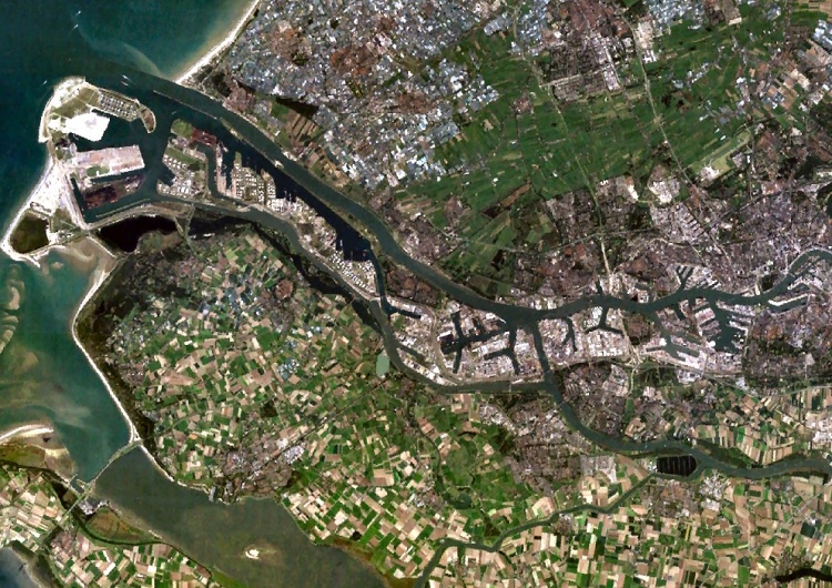 port w Rotterdamie W porcie w Rotterdamie od prawie roku stoją dwa skute łańcuchami tankowce. Dramatyczna sytuacja załóg