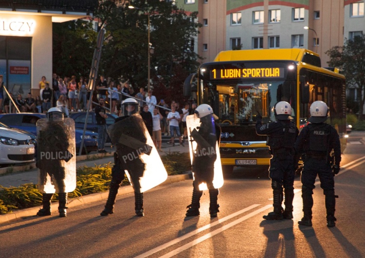 Policja podczas protestu przed Komendą Powiatową Policji na ul. Traugutta w Lubinie. 34-latek nie zginął w wyniku interwencji policji? Prokuratura podaje nowe informacje