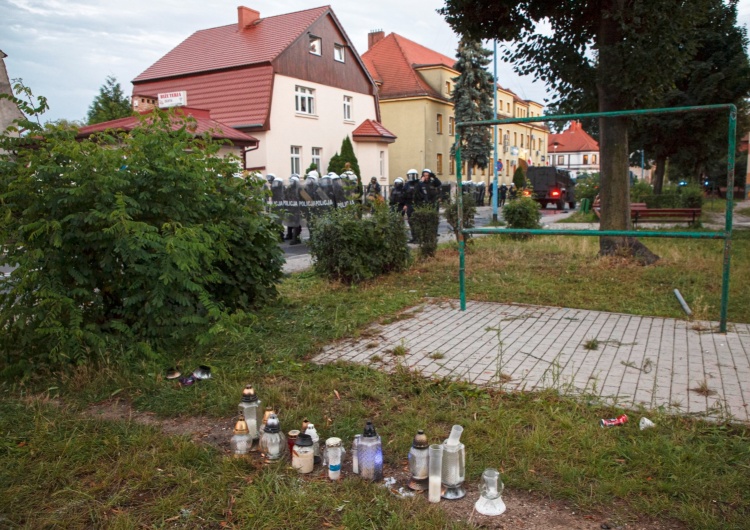 Nowe doniesienia medialne podsycają wątpliwości związane z okolicznościami śmierci 34-letniego mężczyzny z Lubinia. Nz. miejsce zatrzymania 34-latka. Są wstępne wyniki sekcji zwłok 34-latka z Lubina. Dlaczego prokuratura nie chce ich udostępnić rodzinie?