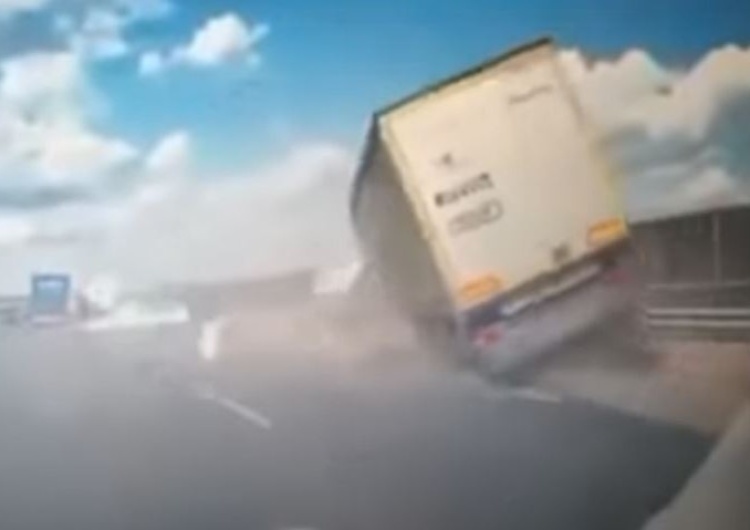  [video] Jest nagranie tragicznego wypadku na S8. Po tym uderzeniu ciężarówka spadła z wiaduktu