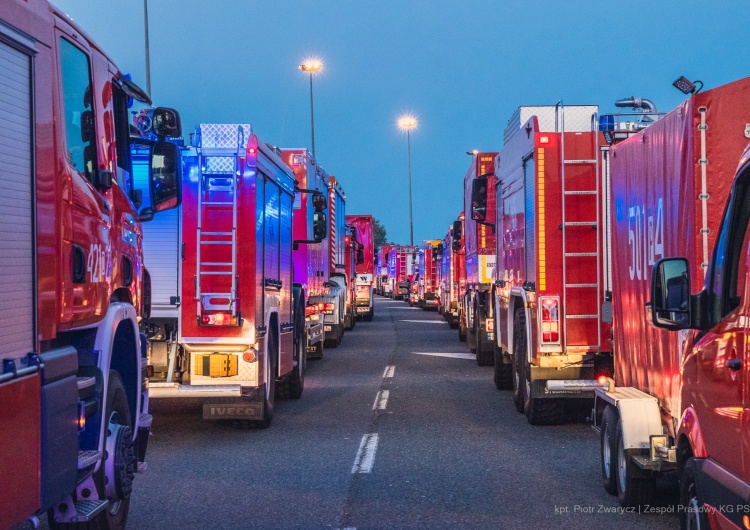  [FOTO] Imponujące. Polscy strażacy w drodze do Grecji. 143 ratowników, 46 pojazdów