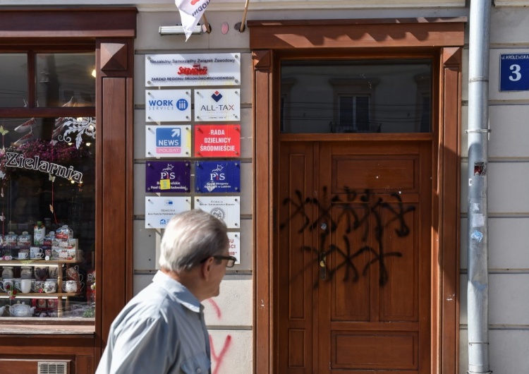 Zniszczenia na drzwiach wejściowych i elewacji budynku przy ul Królewskiej w Lublinie, 12 bm. W budynku mieści się m.in. biuro poselskie PiS. Zniszczone drzwi i wulgarne hasło. Biuro PiS obrzucone jajkami