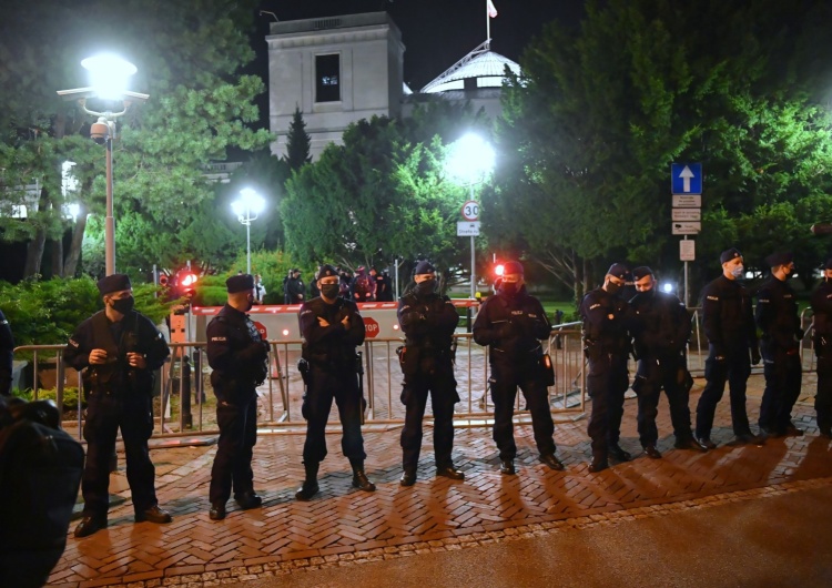 Przed Sejmem doszło do przepychanek między zgromadzonymi a posłem Konfederacji Dobromirem Sośnierzem. Atak na posła Sośnierza. Policja wszczyna czynności w sprawie