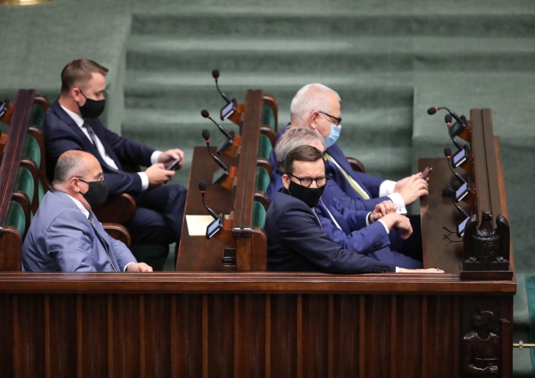 Minister spraw zagranicznych Zbigniew Rau (L), premier Mateusz Morawiecki (P) oraz wicepremier, minister aktywów państwowych Jacek Sasin (P-tył) na sali obrad Sejmu w Warszawie, 11 bm. Odwołana wiceminister uderza w Morawieckiego. 