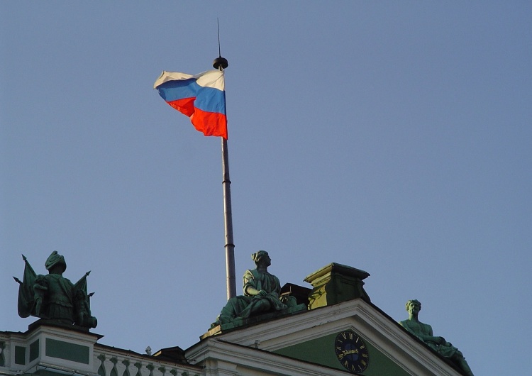 Flaga Rosji, zdjęcie ilustracyjne Rosja: Sąd skazał dwoje opozycjonistów. Działacze deklarują, że zarzuty są 