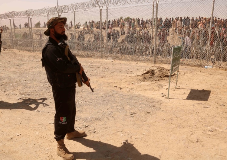Strażnik na granicy pomiędzy Pakistanem a Afganistanem. Reuters: Ambasadorzy NATO spotkają się ws. sytuacji w Afganistanie
