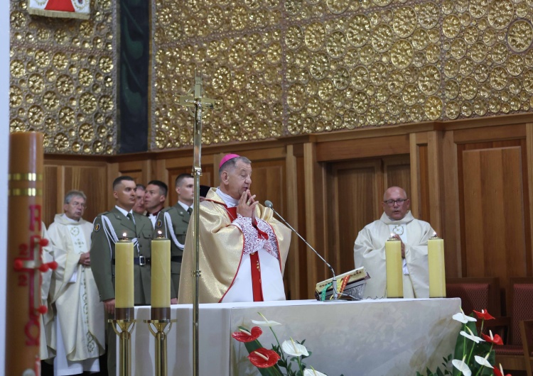 Józef Guzdek W Katedrze Polowej WP trwa msza św. z okazji święta Wojska Polskiego