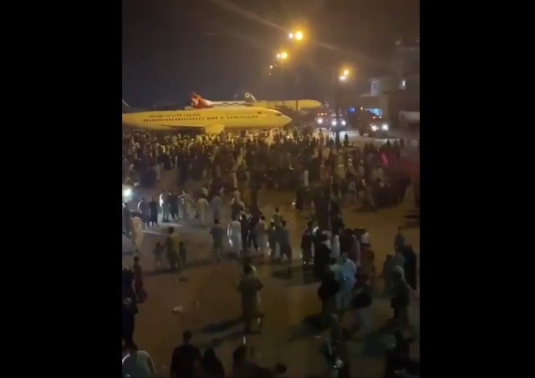  [VIDEO] Dramatyczne sceny w Kabulu. Ogromny tłum wdziera się na płytę lotniska