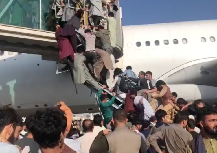  Talibowie przejęli kontrolę nad stolicą Afganistanu. Szokujące nagrania z lotniska w Kabulu [WIDEO]