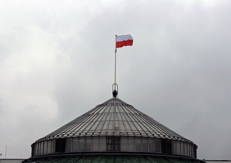 Sejm, zdjęcie ilustracyjne Sześciu posłów w kole parlamentarnym Porozumienia. Gut-Mostowy zostanie w klubie PiS?