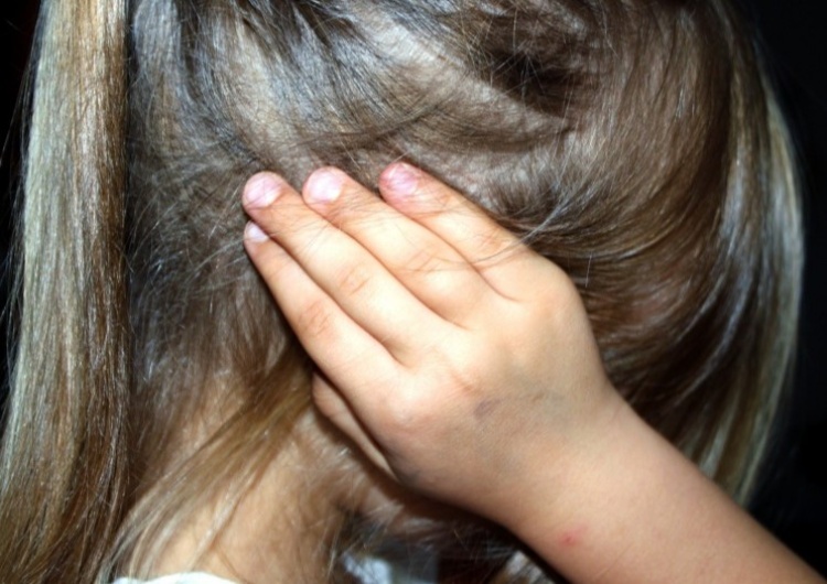 Przemoc wobec dziecka, zdjęcie ilustracyjne / pixabay.com/Counselling Miał 400 razy wykorzystać młodszą siostrę i jej przyjaciółkę. Teraz sam wychowuje kilkuletnią dziewczynkę