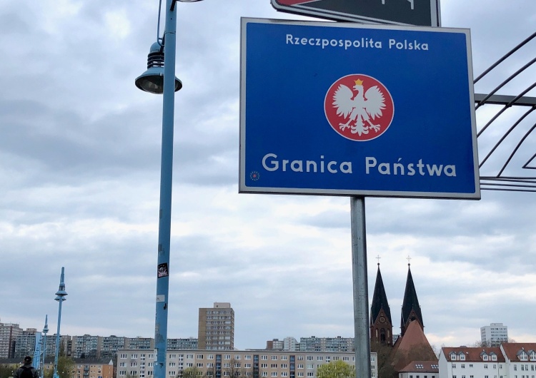 Granica państwa, zdjęcie ilustracyjne Grupa uchodźców z dziećmi na granicy białorusko-polskiej. 