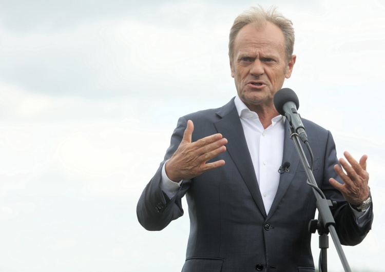 Lider PO Donald Tusk podczas konferencji prasowej, 18 bm. w Goniądzu Spięcie Tuska z dziennikarzem TVP Info. 