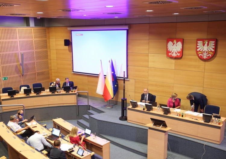 Co dalej z atakowanymi uchwałami prorodzinnymi samorządów? Jest decyzja małopolskich radnych