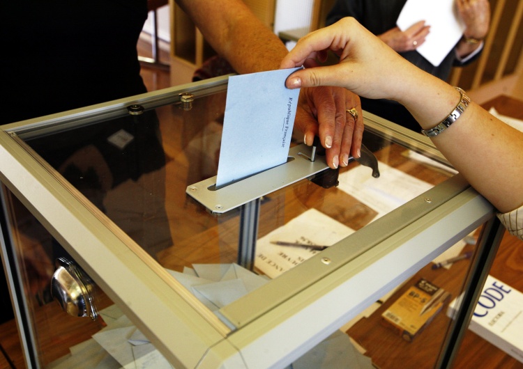 Głosowanie, zdjęcie ilustracyjne Co Polacy sądzą o demokracji? [SONDAŻ]