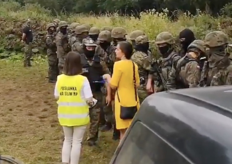  Zaskakujące nagrania z granicy polsko-białoruskiej. Jachira… legitymuje polskich funkcjonariuszy [WIDEO]
