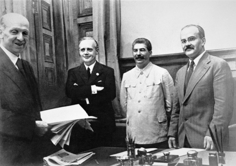 23 sierpnia 1939 roku w Moskwie. Od lewej stoją: szef działu prawnego niemieckiego MSZ Friedrich Gauss, niemiecki minister spraw zagranicznych Joachim von Ribbentrop, Józef Stalin oraz ludowy komisarz (minister) spraw zagranicznych ZSRR Wiaczesław Mo 82 lata temu podpisano pakt Ribbentrop-Mołotow