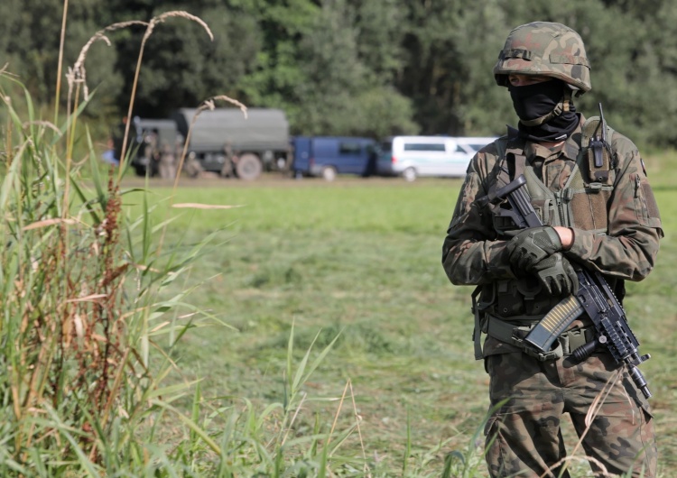 Straż Graniczna i wojsko w pobliżu miejscowości Usnarz Górny. Prezydenci Polski, Litwy, Łotwy, Estonii: Potępiamy ataki hybrydowe na wschodniej granicy UE i NATO