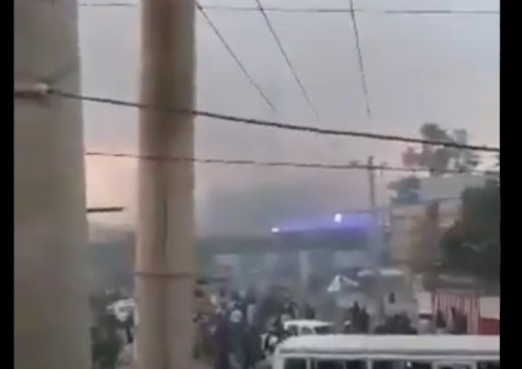 W mediach społecznościowych pojawiały się nagrania, na których widać dym unoszący się nad lotniskiem w stolicy Afganistanu. Media: Pożar na lotnisku w Kabulu. Co z akcją ewakuacyjną?