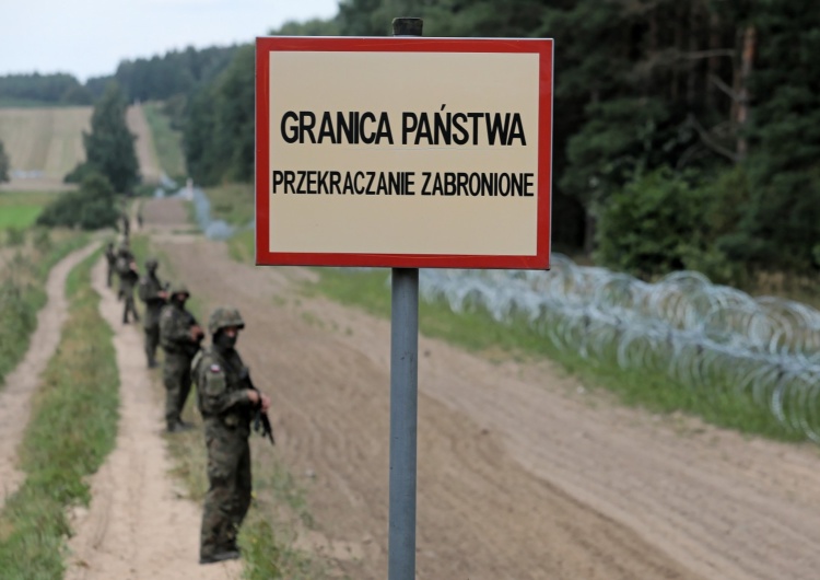 Pas drogi granicznej na polsko-białoruskiej granicy w Kopczanach. MON: W tym tygodniu ruszy budowa 2,5-metrowego płotu na granicy z Białorusią