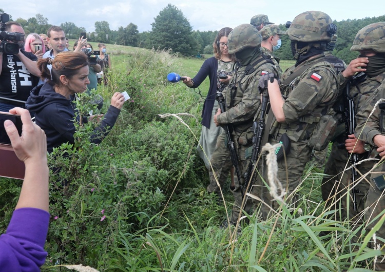 wicemarszałek Senatu, Gabriela Morawska-Stanecka (Lewica) usiłuje przedostać się przez kordon żołnierzy