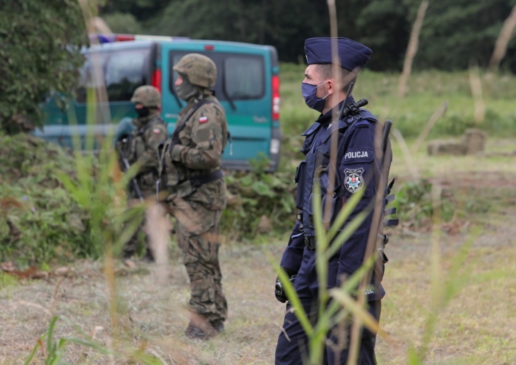 Policja i wojsko w pobliżu miejscowości Usnarz Górny. Wiceszef MSWiA odpowiada na wątpliwości posła KO. 