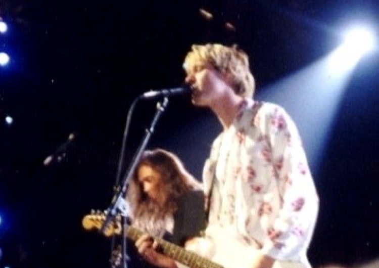 Koncert zespołu Nirvana podczas rozdania nagród MTV Video Music Awards w 1992. Nirvana pozwana za reklamowanie pornografii dziecięcej