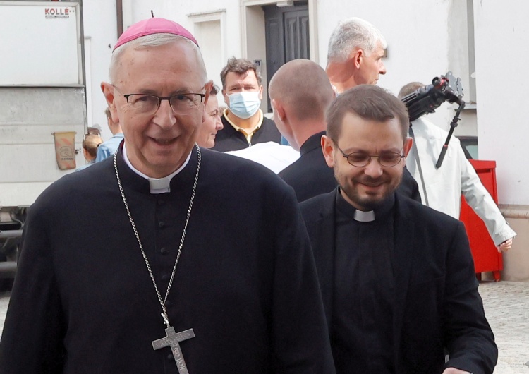 abp Stanisław Gądecki  Episkopat: Winniśmy okazać gościnność, z zachowaniem prawa, gwarantującego bezpieczeństwo 
