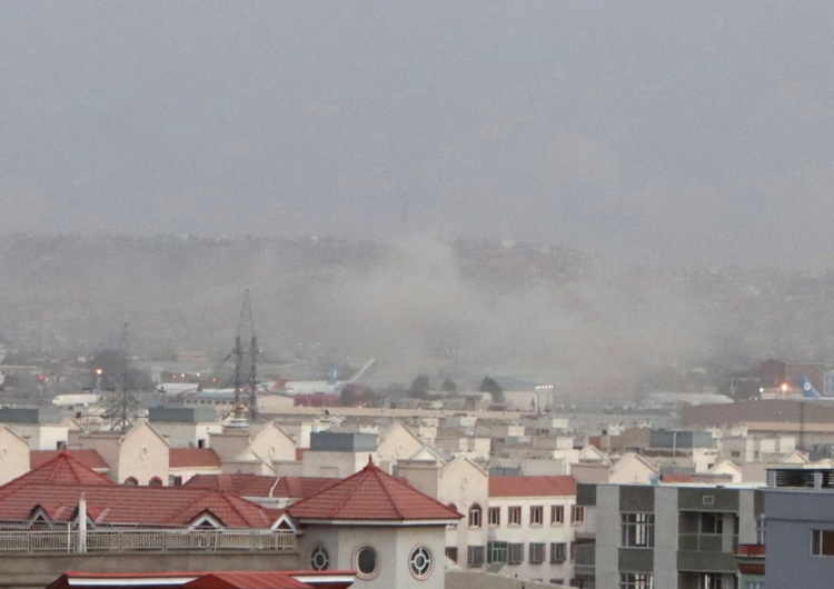 Dym unoszący się nad lotniskiem w Kabulu. Rzecznik Pentagonu: W Kabulu doszło do co najmniej dwóch eksplozji 