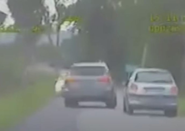  [video] Wstrząsający wypadek podczas policyjnego pościgu. Uciekinier pędził 150km/h