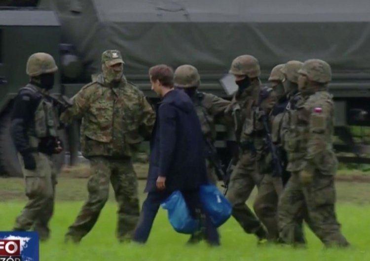 Poseł Franciszek Sterczewski z Koalicji Obywatelskiej próbował ominąć kordon policji i Straży Granicznej na granicy białorusko-polskiej. Wąsik drwi z posła Sterczewskiego.