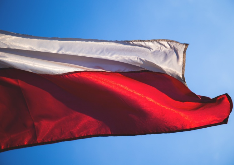 Flaga Polski, zdjęcie ilustracyjne Trzy medale dla Polski. Prezydent Duda pogratulował sportowcom