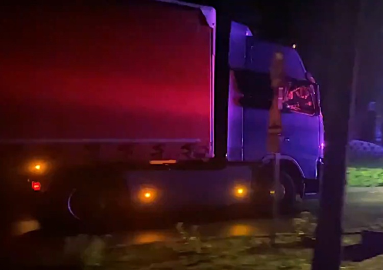  [VIDEO] TIR z pomocą humanitarną dla imigrantów na granicy ciągle stoi zatrzymany na białoruskiej granicy