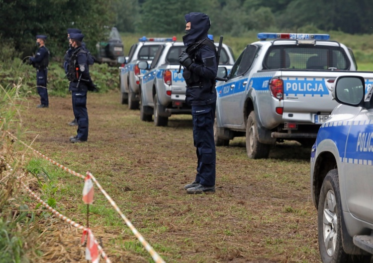 Fot. ilustracyjna - Policja na polsko-białoruskiej granicy w pobliżu miejscowości Usnarz Górny Nieoficjalnie: Nowe informacje ws. zarzutów dla 13 osób zatrzymanych za niszczenie ogrodzenia na granicy