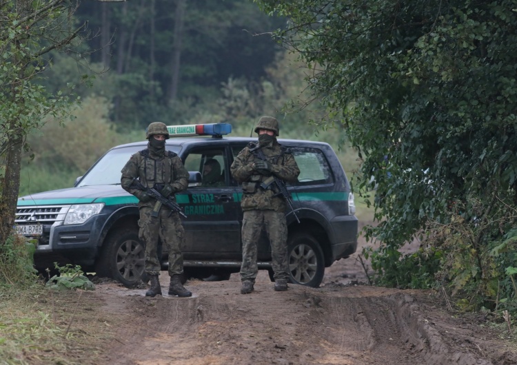 Straż graniczna i wojsko na polsko-białoruskiej granicy w pobliżu miejscowości Usnarz Górny. 