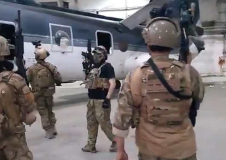 W mediach społecznościowych pojawiło się nagranie, na którym widać jak oddziały talibów przejmują amerykański sprzęt wojskowy na lotnisku w Kabulu. Talibowie przejmują amerykański sprzęt wojskowy [WIDEO]
