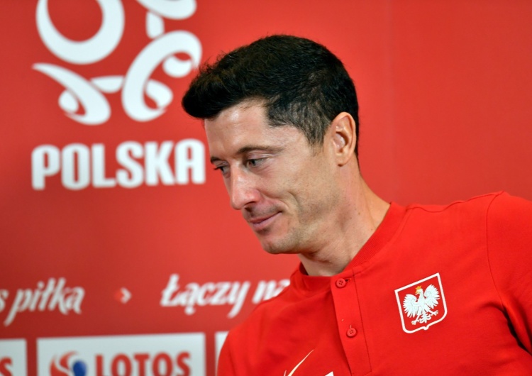 Napastnik i kapitan piłkarskiej reprezentacji Polski Robert Lewandowski. Lewandowski w tęczowej opasce na ramieniu? Jest komentarz piłkarza