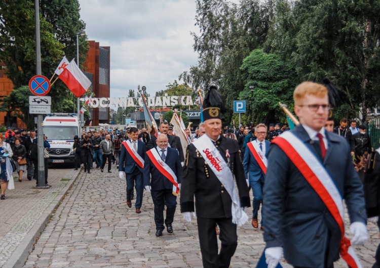  [nasza fotorelacja] Gdańsk. 41. rocznica podpisania Porozumień Sierpniowych. Składanie kwiatów, Sala BHP, msza w św. Brygidzie