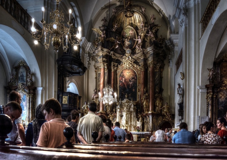  Profanacja kościoła. Sprawcy rozbili tabernakulum i rozsypali hostie